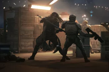 Scène de combat entre un soldat armé d'un fusil futuriste et ce qui paraît être un guerrier plus archaïque, qui le frappe avec une lance ; la scène se situe dans une espèce d'entrepôt éclairé de néons jaunes, dans le film Rebel Moon - Partie 1 : Enfant du Feu.
