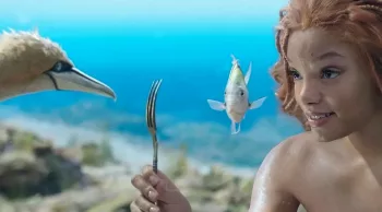 La Petite Sirène 2023 présente une fourchettte trident à une mouette, comme pour lui expliquer ce que c'est, dans le film produit par Disney.