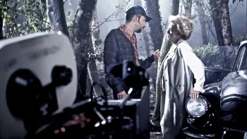 René Manzor dirige Jeanne Moreau en pleine forêt sur le tournage du film Un amour de sorcière.