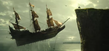 Un bateau de pirate vole dans les airs en direction d'une falaise dans le nouveau film des Studios Disney.