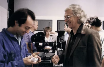 René Manzor plaisante avec Christopher Tucker, le spécialiste de la magie, sur le tournage du film Le passage.