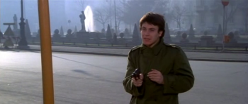 Un jeune homme en larmes, de bon matin ,tient quelqu'un en joug en pleine rue avec un revolver, dans le film La police a les mains liées disponible dans le coffret Les années de plomb volume 3.