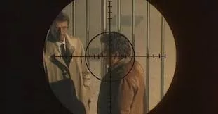Un homme en pleine rue est dans le visuer d'un sniper (vue subjective) dans le film Magnum Special 44 proposé par Elephant Films dans Les années de plomb volume 3.
