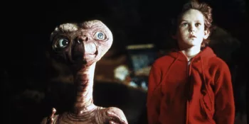 E.T l'Extraterrestre et Eliott observent le vaisseau qui s'approche d'eux, et dont la lumière se reflète sur leurs visages en pleine nuit ; scène du film de Spielberg abordée par le Cinématographeur.