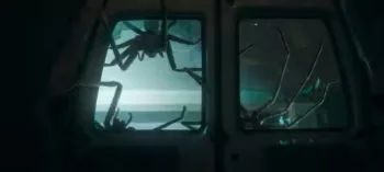 D'immenses araignées grimpent sur les portières arrière d'une camionnette dans le film Vermines de Sébastien Vaniček.