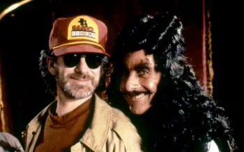 Steven Spielberg, sur lequel le Cinématographeur a écrit un livre, pose avec Dustin Hoffman en Capitaine Crochet sur le tournage du film Hook.