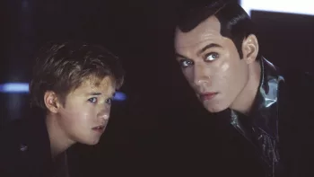 Haley Joel Osment et Jude Law en robot dans le film A.I., regardent devant eux, avec une certaine appréhension ; en fond une pénombre assez peu définissable ; plan tourné par Steven Spielberg qui fait l'objet du livre du Cinématographeur.
