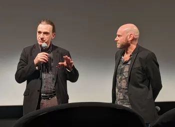 Christophe Bier en intervention lie micro à la main dans la salle de la Cinémathèque de Toulouse pour le festival Extrême cinéma.