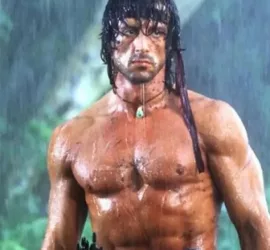 John Rambo, torse nu, sous la pluie, en pleine jungle.