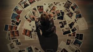 En plongée, Jodie Foster, vue de dos, étale sur le sol de nombreuses photos qui servent à son enquête ; plan issu de la série True Detective : Night Country.