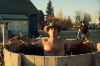 Jon Hamm est torse nu, prenant un bain dans une cuve en bois, un chapeau de cow-boy sur la tête ; scène issue du film Fargo.