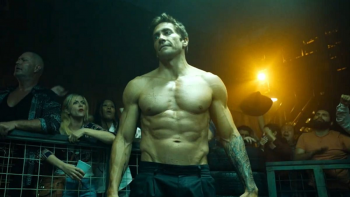 Jake Gyllenhaal rose nu, en lutteur clandestin, entouré d'un public qui brandit des billets, dans le film Road House.