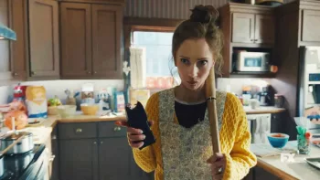 Juno Temple dans sa cuisine, tenant un rouleau à pâtisserie d'une main, et un taser de l'autre dans la saison 5 de Fargo.