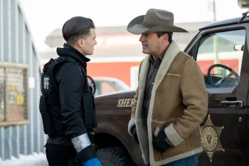 Jon Hamm et un jeune policier en uniforme échangent devant la jeep du sheriff couleur marron dans la saison 5 de Fargo.