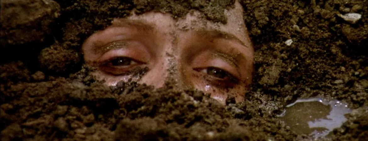 Les yeux d'une femme en train d'être ensevelie par une boue épaisse dans Théorème de Pier Paolo Pasolini.