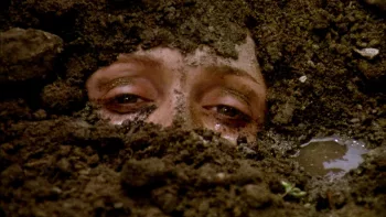 Les yeux d'une femme en train d'être ensevelie par une boue épaisse dans Théorème de Pier Paolo Pasolini.