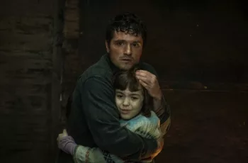 Un papa tient sa fille effrayée tout contre lui dans le film Five Nights at Freddy's.