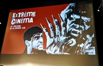 Affiche du festival Extrême Cinéma 2024 projetée sur l'écran de la Cinémathèque de Toulouse.