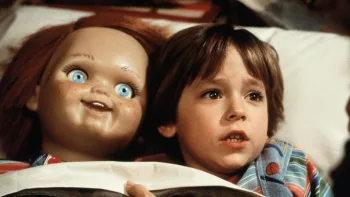 Le jeune Andy est couché dans son lit, aux côtés de sa poupée Brave Gars (Chucky) dans le film Jeu d'enfant projeté au festival Extrême cinéma de Toulouse.
