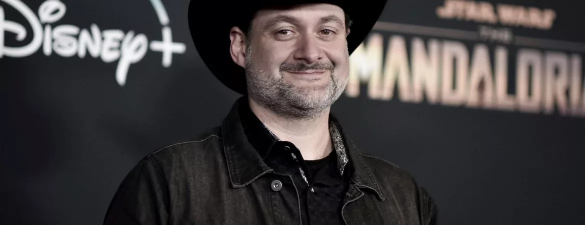 Dave Filoni pose souriant à la première de la série The Mandalorian.
