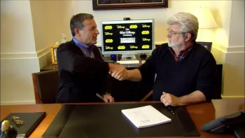 George Lucas sert la main de Bob Iger lors de la vente de Lucasfilm à Disney.