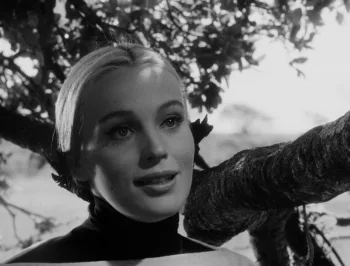 Plan rapproché-épaule sur Allyson Ames, près d'un arbre à hauteur de ses branches, en noir et blanc, issu du film Incubus.