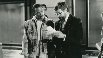 Eddie Murphy et John Landis attentifs sur une note dans les mains du cinéaste sur le tournage du Flic de Beverly Hills 3.