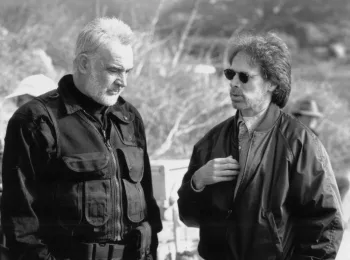 Jerry Bruckheimer donne les consignes à un Sean Connery concentré sur le tournage du film Rock ; photo en noir et blanc.