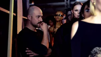 Marc André Grondin en couturier inquiet dans les coulisses de son défilé, les mannequins défilant devant lui, dans le film Le successeur de Xavier Legrand.