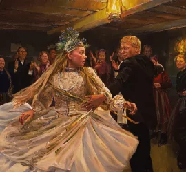 Une scène de bal, dansent un homme en noir et une jeune femme blonde en robe blanche, dans ce qui semble être un sous-sol, éclairé par des torches, sous le regard d'un public plutôt nombreux ; scène du film La jeune fille et les paysans.