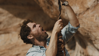 Le héros de The Seeding, projeté au Grindhouse Paradise, hurle vers les sommets des montagnes rocheuses, auxquelles il est accrochée en rappel.