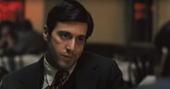 Plan rapproché-poitrine sur Al Pacino, la mine concentrée, dans un restaurant, lors d'une scène de négociation du film Le parrain.
