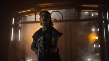 Cailee Spaeny, en sueur et à l'affût, tient un énorme fusil dans sa main, au cœur du vaisseau spatial du film Alien : Romulus.