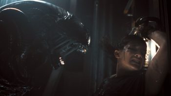 Le Xénomorphe monstrueux du flm Alien : Romulus s'approche de la comédienne Isabela Merced, attachée par les mains et hurlant.