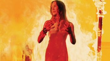 Sissy Spacek au milieu des flammes avec sa robe en sang dans Carrie au bal du diable.