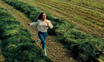 Sandrine Bonnaire court dans les champs dans le film Peaux de vaches.