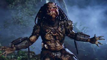 Predator hurle vers le ciel, dans la jungle, de nuit ; plan tourné par John McTiernan.