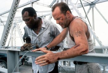 Samuel L. Jackson et Bruce Willis, regarde par dessus un pont dans le film Une journée en enfer de John McTiernan.