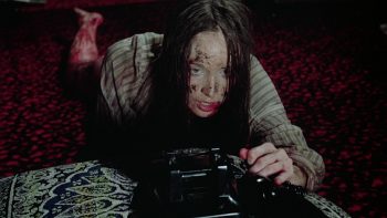 La jeune victime du film I spit on your grave rampe vers un téléphone, sur une moquette, blessée.