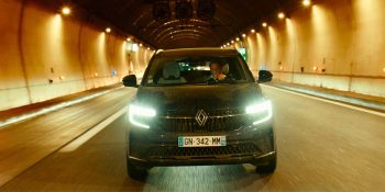 La voiture de Vincent Lindon fonce sous un tunnel parisien, de nuit, dans le film Le choix.