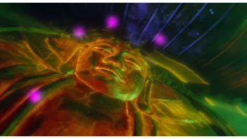 Une statue de Bouddha vue en contre-plongée et dans un éclairage psychédélique ; plan issu du film Les guerriers du temps.