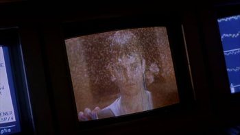 Le visage d'un jeune homme apparaît sur un écran de télévision brouillé dans le film Rêves sanglants.