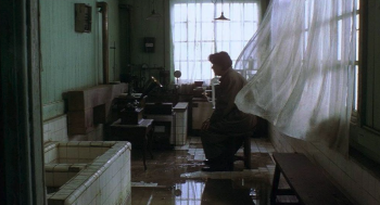 Un homme assis dans un appartement délabré dans Cure de Kiyoshi Kurosawa