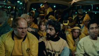Les supporters épuisés, tous vêtus de couleur jaune, dans le bus du film A mort l'arbitre.