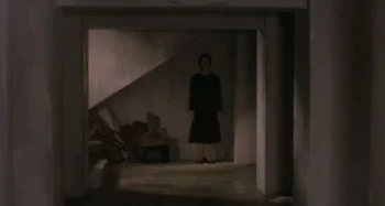 Une femme effrayante dans une maison inquiétante dans Pulse de Kiyoshi Kurosawa