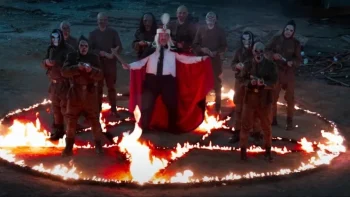 Dracula se tient au centre d'un pentagramme en feu aux côtés de son groupe de zombies armé.