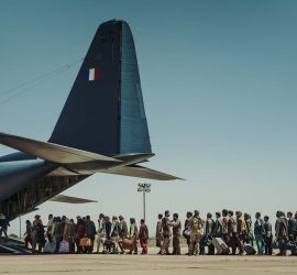Les ressortissants se dirigent vers l'avion lors de la scène de l'évacuation du film 13 jours 13 nuits.