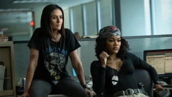 Sandino Moreno et Teyana Taylor assises contre un des bureaux du commissariat, semblant écouter attentivement, mais avec une pointe de distance, quelqu'un ; plan issu du film The rip.