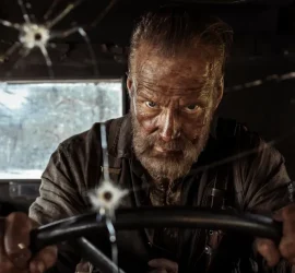 Jorma Tommila énervé au volant de son camion, le pare-brise trouée par un impact de balle dans le film SIsu - le chemin de la vengeance.