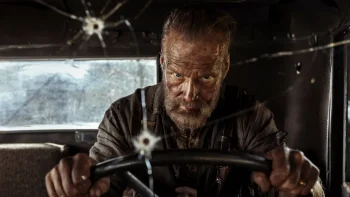 Jorma Tommila énervé au volant de son camion, le pare-brise trouée par un impact de balle dans le film SIsu - le chemin de la vengeance.